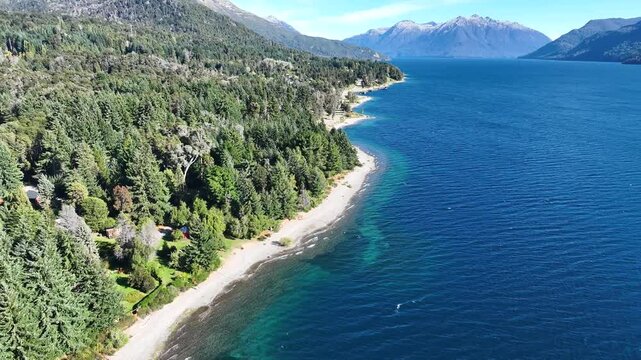 Plano de dron en Villa Traful, Patagonia Argentina