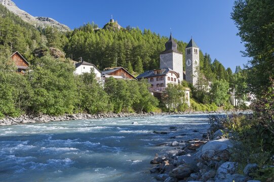 River Inn, medieval Plantaturm Tower with house and Reformed church, above Fortezza Rohan fortress, Susch, Zernez, Grisons, Switzerland, Europe