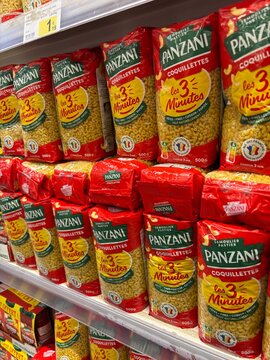 Paquets de pates panzani dans un rayon de supermarch&eacute;