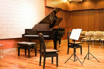 グランドピアノが置いてある音楽室