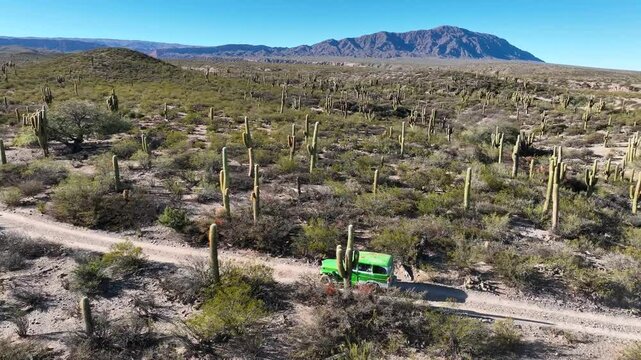 Plano de dron estanciera en camino de monta&ntilde;a Salta, cuevas de acsivi