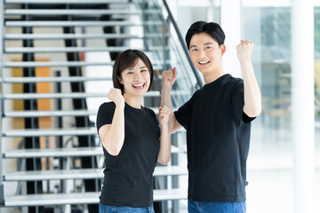 オフィスで働く若いエンジニア