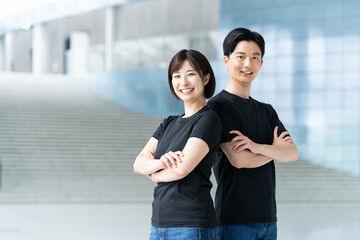 オフィスで働く若いエンジニア