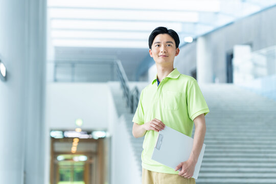 若い介護福祉士の男性