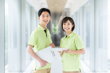 Fototapeta premium 若い介護福祉士の男女