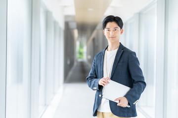 オフィスで働くビジネスマン