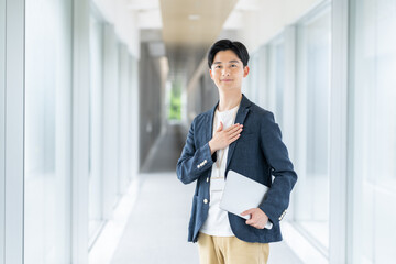 オフィスで働くビジネスマン