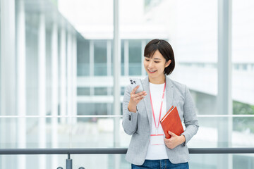 オフィスでスマホを使うビジネスウーマン