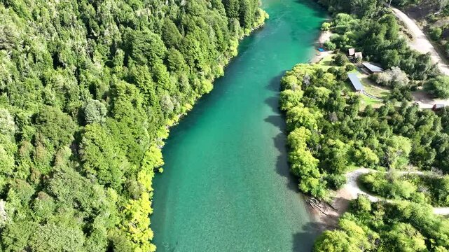 Plano de dron en el r&iacute;o Futaleuf&uacute;, Patagonia, Chile