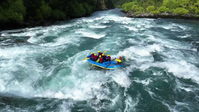 Plano de dron en el r&iacute;o Futaleuf&uacute;, raffting, Chile