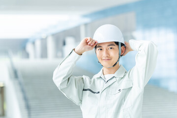 若い作業員の男性