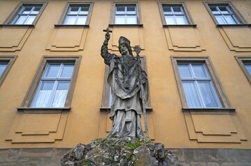 Obraz premium Standing figure of Bishop Otto I of Bamberg, Ottoplatz square, Bamberg, Upper Franconia, Bavaria, Germany, Europe