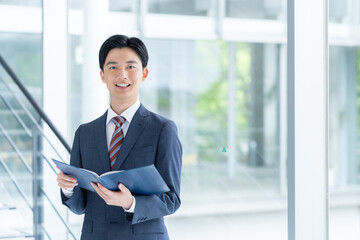オフィスで働くビジネスマン