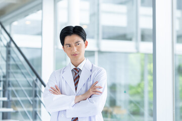 白衣の若い男性