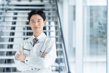 オフィスで働くエンジニアの若い男性