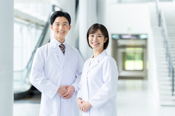 白衣の若い男女