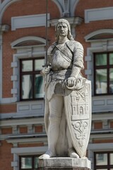 Obraz premium Roland statue in front of the House of Blackheads in Town Hall Square, historic centre, UNESCO World Heritage Site, Riga, Latvia, Europe