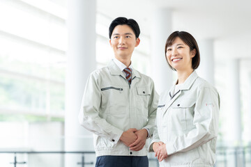 作業員の若い男女