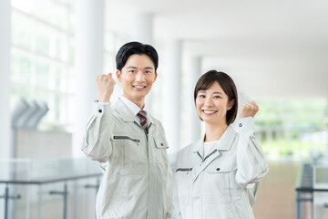作業員の若い男女