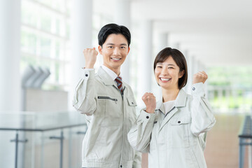 作業員の若い男女