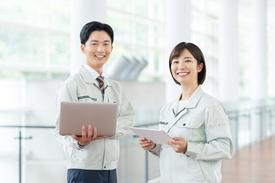 オフィスで働く若い技術者