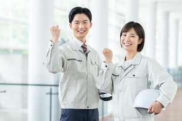 若い作業員の男女