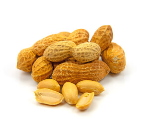 Erdnüsse vor weißem Hintergrund