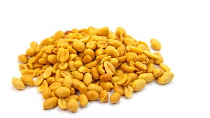 Erdnüsse vor weißem Hintergrund