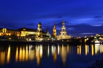 Obraz premium Old town at night, terrace bank, court church, residential palace and Elbe with water reflection, Dresden, Saxony, Germany, Europe