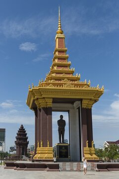 Statue of Norodom Sihanouk in front of Independence Monument, King Monument, Phnom Penh, Cambodia, Asia