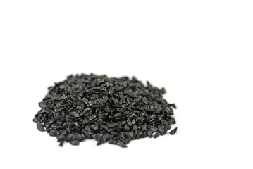 Schnittlauchsamen vor weißem Hintergrund