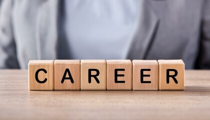 Naklejka premium 経歴を意味する英単語CAREERの文字が書かれた木製のキューブブロック。背景は緑の自然と太陽の光が差し込む。 aiで生成 