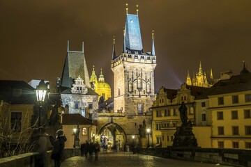 Obraz premium Lesser Town Bridge Tower, Charles Bridge, St. Vitus Cathedral, Prague Castle, Hradčany, night scene, historic centre, Prague, Bohemia, Czech Republic, Europe