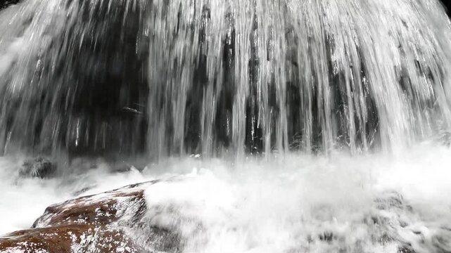段差を落ちて水しぶきを上げる川の流れ