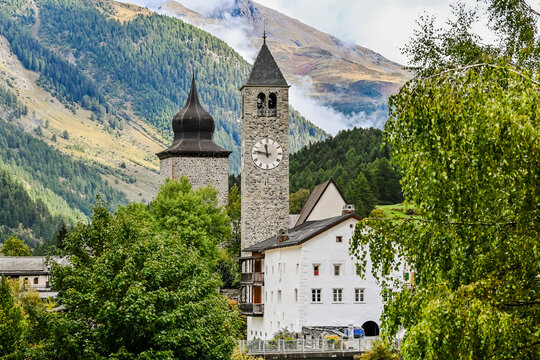 Susch, Dorf, Engadin, Unterengadin, Inn, Fluss, Kirche, Alpen, Fl&uuml;elapass, Passstrasse, Bergstrasse, Wanderweg, via Engiadina, Herbst, Inntal, Herbstfarben, Herbstwanderung, Graub&uuml;nden, Schweiz