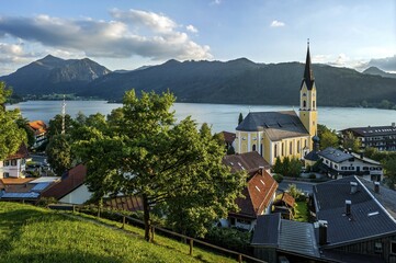 Church of St. Sixtus, Markt Schliersee, on the left mountain Brecherspitze, Schliersee mountains,...