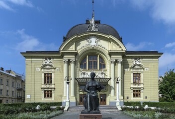 Olha-Kobylianska Theater, in front a statue of the Ukrainian national poet Olga Kobyljanska,...