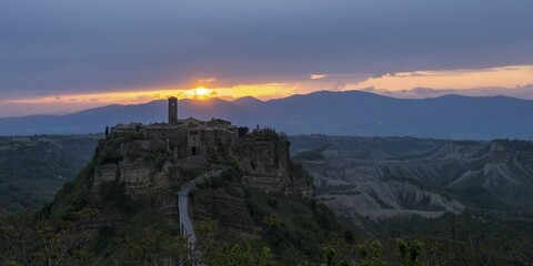 Fototapeta premium The mountain village of Civita di Bagnoregio in hilly landscape at sunrise, Civita di Bagnoregio, Lazio, Italy, Europe