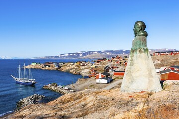East Greenland town Ittoqqortoormiit with view to the harbour and the statue of Einar Mikkelsen, Scoresbysund, East Greenland, Greenland, North America © Karlheinz Irlmeier/imageBROKER