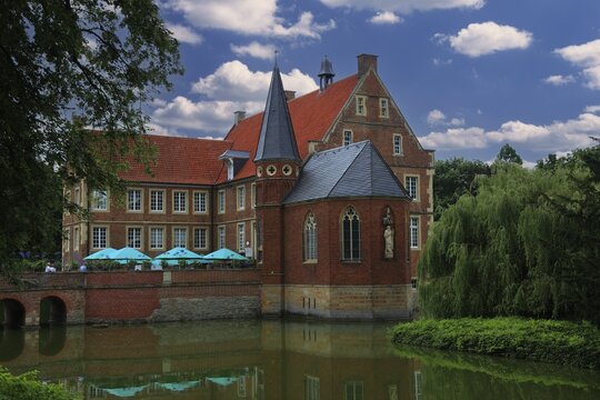 H&uuml;lshoff Castle, M&uuml;nsterland moated castle, The castle was owned by the Barons Droste zu H&uuml;lshoff from 1417 to 2012 and is the birthplace and parental home of the poet Annette von Droste-H&uuml;lshoff, Havixbeck, Coesfeld district, North Rhine-Westphalia, Germany, Europe
