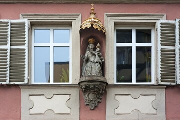 Holy sculpture, Madonna with the baby Jesus under a canopy of a town house, Bamberg, Upper Franconia, Bavaria, Germany, Europe © Helmut Meyer zur Capellen/imageBROKER