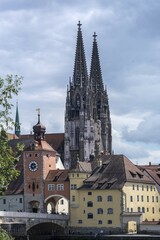 Fototapeta premium Cathedral St. Peter, left the Brückturm-Museum at the Stone Bridge, Regensburg, Upper Palatinate, Bavaria, Germany, Europe