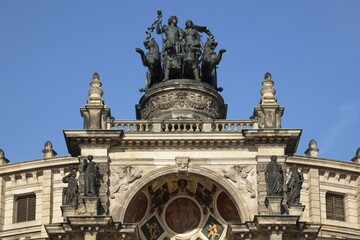 Obraz premium Quadriga above the main portal, Semper Opera, Dresden, Saxony, Germany, Europe