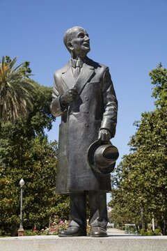 Spanish architect Anibal Gonz&aacute;lez &Aacute;lvarez-Ossorio, statue, Plaza de Espa&ntilde;a, Sevilla, Andalusia, Spain, Europe