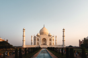 Obraz premium Taj Mahal Bei Sonnenaufgang in weichem, rosanen Licht 