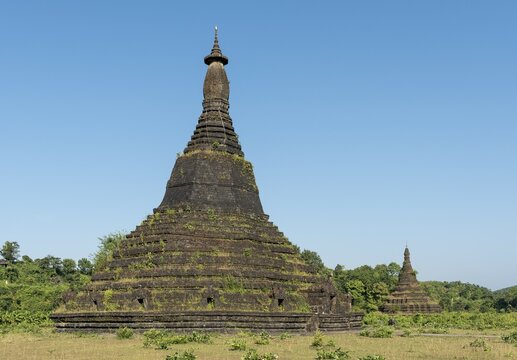 Laung Ban Pyauk Paya with Htuparon Pagoda, Mrauk U, Burma, Myanmar, Asia