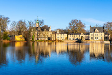 Jagdschloss Glienicke mit dem sozialpädagogischen Fortbildungsinstitut an der Glienicker Lake, Potsdam, Brandenburg, Deutschland
