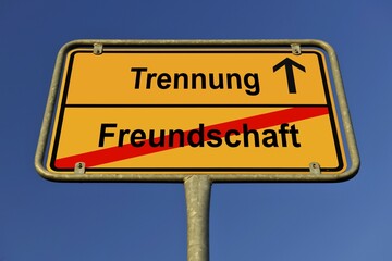 Obraz premium City limit sign, symbolic image for the way from Freundschaft to Trennung, German for going from having a friendship to having a separation
