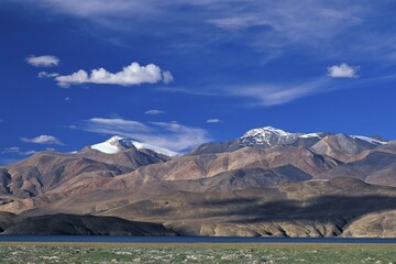 Mountains, approx 7000m, at the high-altitude lake Tso Moriri, Tsomoriri or Lake Moriri, Changtang...