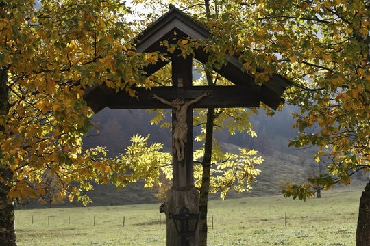 Cross, Ahornboden, Engtal, Karwendel mountains, Tyrol, Austria, Europe